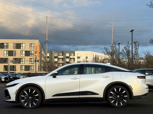 Used 2023 Toyota Crown Platinum image 2