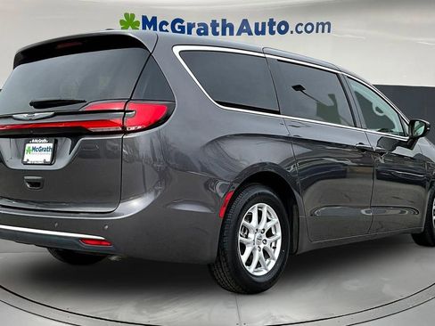 Used 2023 Chrysler Pacifica Touring-L FWD image 7
