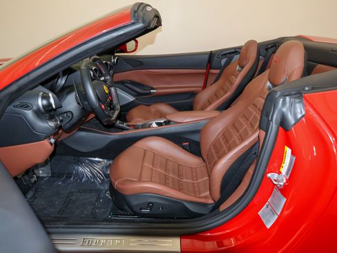 Used 2019 Ferrari Portofino RWD image 14