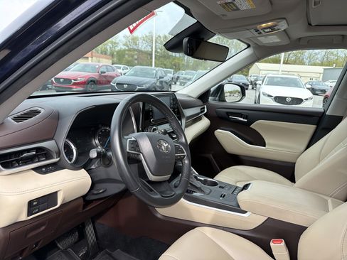 Used 2022 Toyota Highlander XLE AWD/4WD image 13