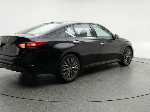 Used 2025 Nissan Altima 2.5 SV image 9