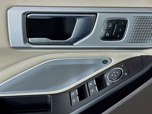 Used 2020 Ford Explorer Platinum w/ Premium Technology Package image 23