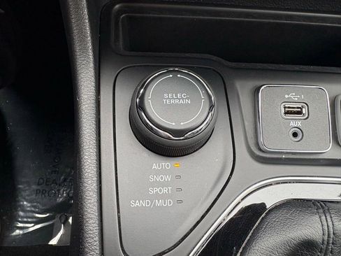 Used 2019 Jeep Cherokee Limited AWD/4WD image 3