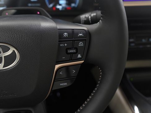 Used 2025 Toyota Crown Limited image 24