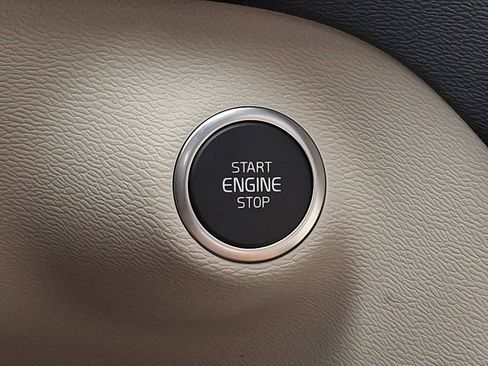 Used 2025 Volvo XC40 B5 Plus AWD/4WD image 24