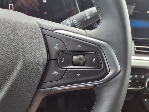 Used 2025 Chevrolet Trax LT w/ LT Convenience Package FWD image 13