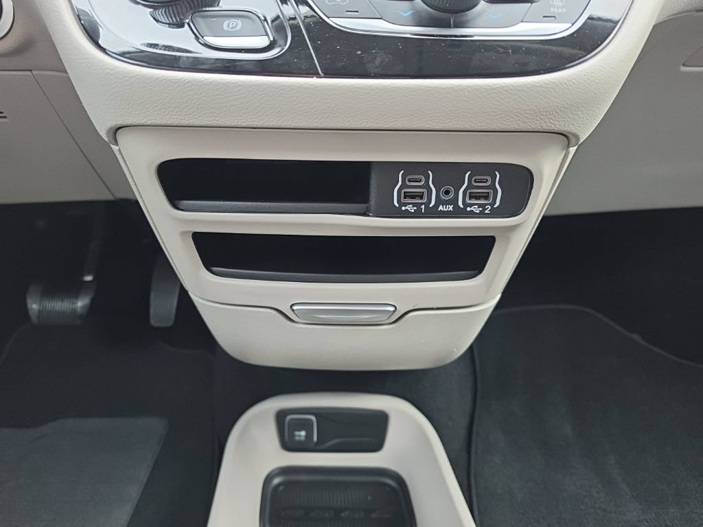 Used 2024 Chrysler Pacifica Touring-L FWD image 17