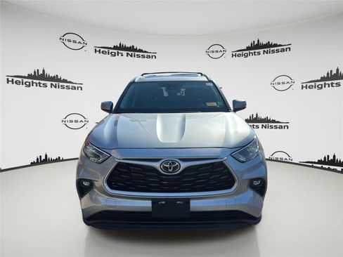 Used 2023 Toyota Highlander XLE AWD/4WD image 10
