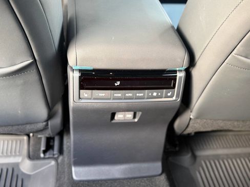 Used 2024 Lexus GX 550 w/ Accessory Package (Z1) AWD/4WD image 40