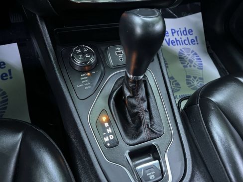 Used 2020 Jeep Cherokee Trailhawk w/ Comfort/Convenience Group AWD/4WD image 11