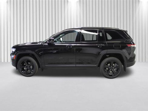 New 2025 Jeep Grand Cherokee Altitude image 7