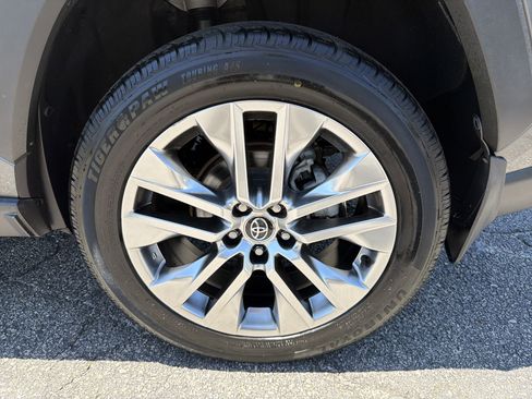 Used 2020 Toyota RAV4 XLE Premium FWD image 28