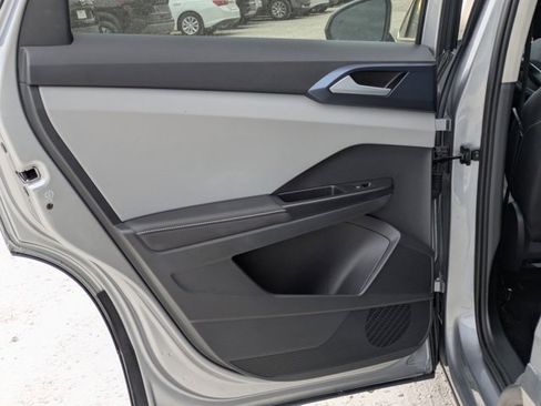 Used 2024 Volkswagen Taos SE image 20