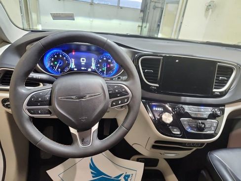 Used 2023 Chrysler Pacifica Touring-L image 8