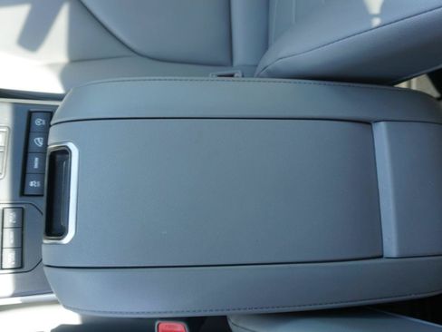 Used 2021 Toyota Highlander XLE AWD/4WD image 29