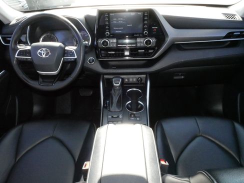 Used 2022 Toyota Highlander XLE AWD/4WD image 10