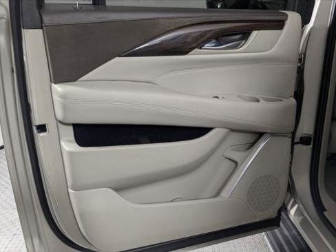 Used 2017 Cadillac Escalade ESV Luxury image 16