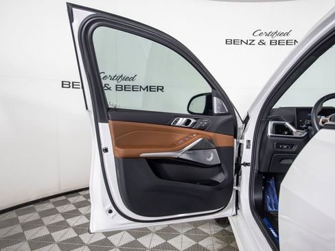 Used 2025 BMW X7 M60i image 25