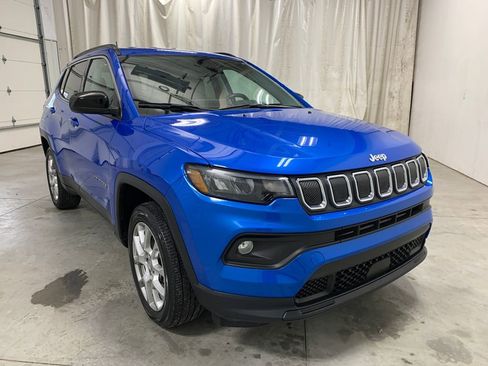 Used 2022 Jeep Compass Latitude image 2