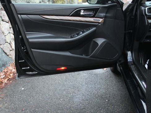 Used 2017 Nissan Maxima Platinum w/ Medallion Package image 12