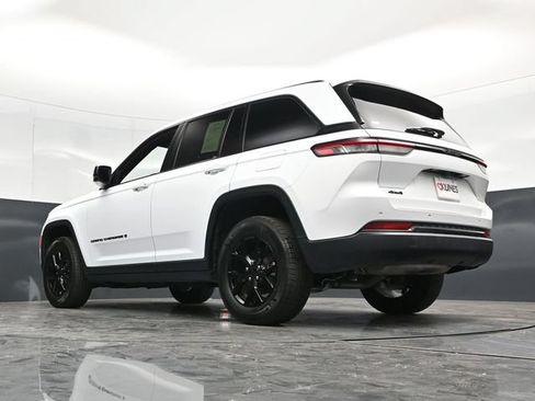 Used 2025 Jeep Grand Cherokee Altitude AWD/4WD image 58