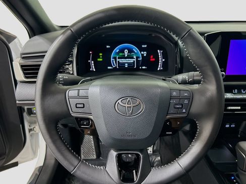 Used 2025 Toyota Camry SE w/ Convenience Package FWD image 9