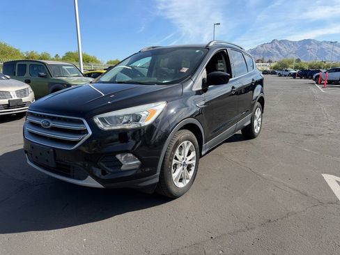 Used 2017 Ford Escape SE w/ Equipment Group 201A image 3