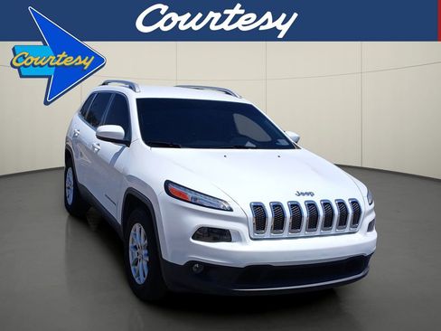 Used 2018 Jeep Cherokee Latitude Plus w/ Comfort/Convenience Group FWD image 1