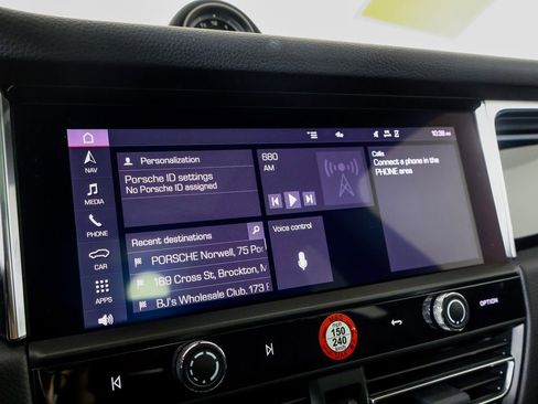 Certified 2025 Porsche Macan AWD/4WD image 18