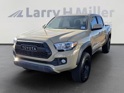 Used 2017 Toyota Tacoma TRD Off-Road image 2