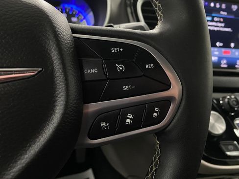 Used 2024 Chrysler Pacifica Touring-L image 17