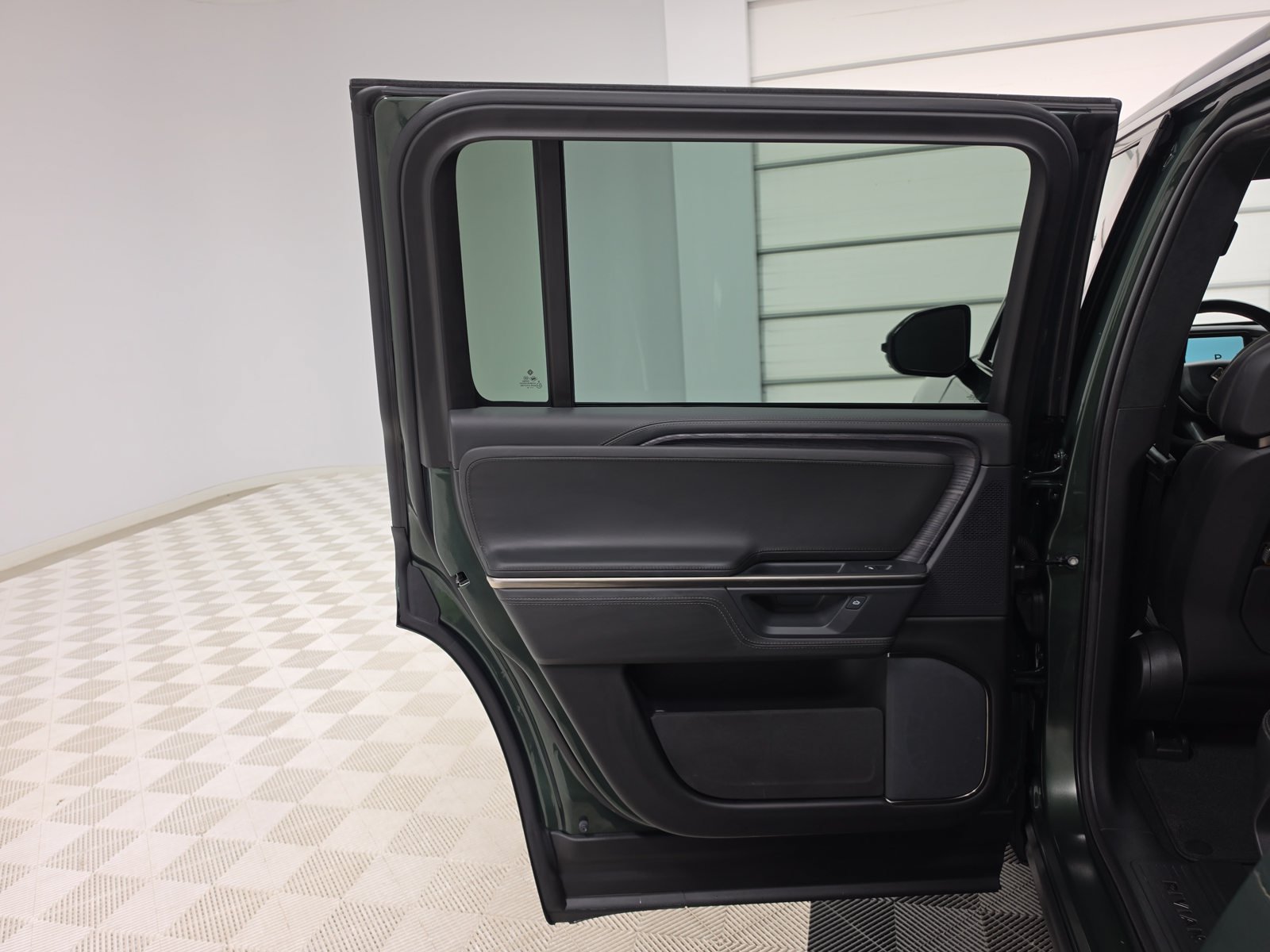 Used 2025 Rivian R1S Adventure Dual AWD/4WD image 17