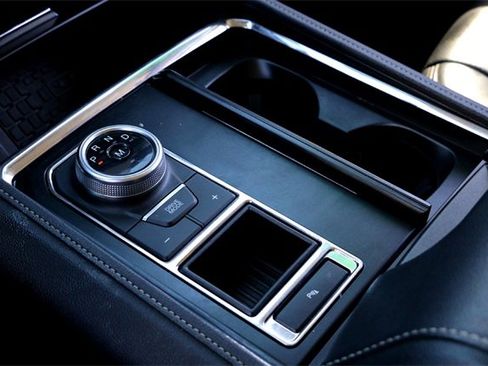 Used 2024 Ford Expedition Max XLT image 19