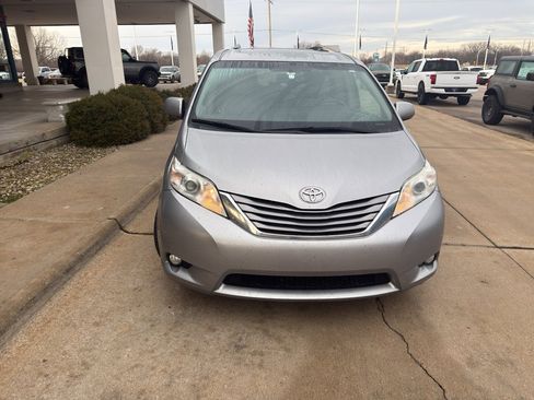 Used 2015 Toyota Sienna XLE image 2