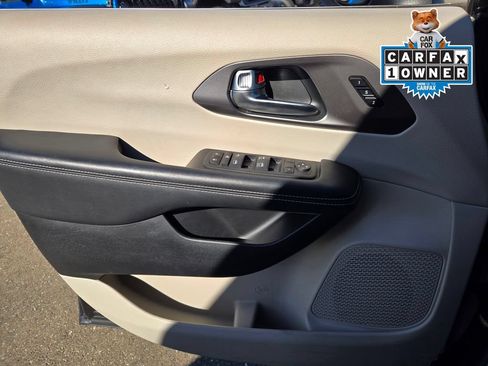 Used 2023 Chrysler Pacifica Touring-L FWD image 23
