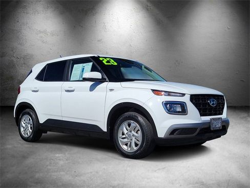 Used 2023 Hyundai Venue SE image 2