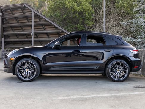 Certified 2023 Porsche Macan image 2