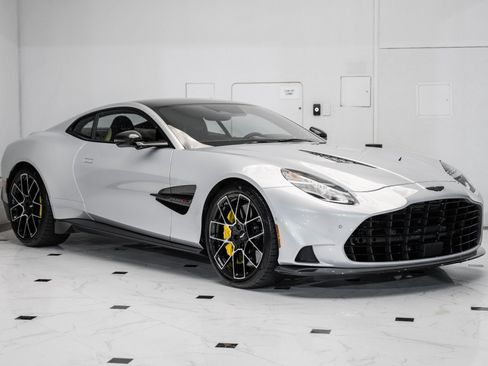 Used 2025 Aston Martin Vanquish image 1