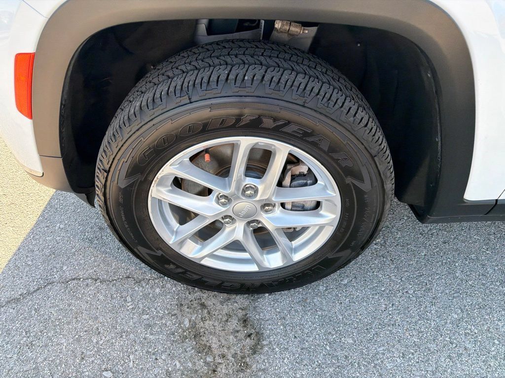 Used 2023 Jeep Grand Cherokee L Laredo AWD/4WD image 9
