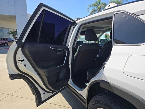 Certified 2021 Toyota RAV4 XLE w/ Convenience Package FWD image 17