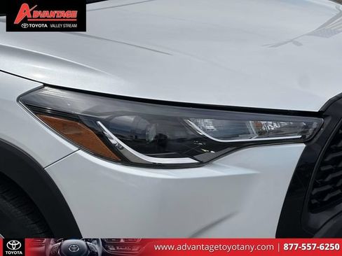 Used 2023 Toyota Corolla Cross LE w/ Moonroof Package AWD/4WD image 12
