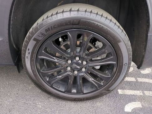 Used 2023 GMC Acadia SLT w/ Elevation Edition image 10