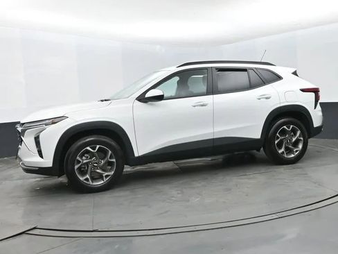 Used 2025 Chevrolet Trax LT w/ LT Convenience Package FWD image 5