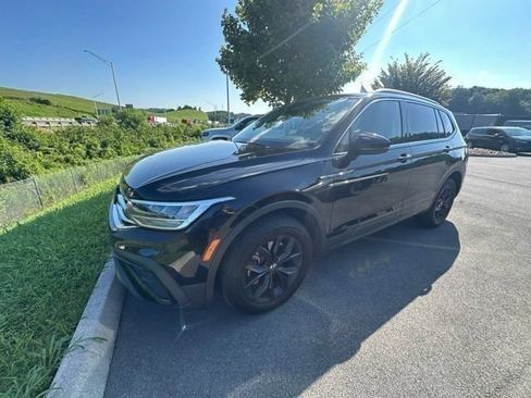 Used 2024 Volkswagen Tiguan SE w/ Panoramic Sunroof Package AWD/4WD image 3