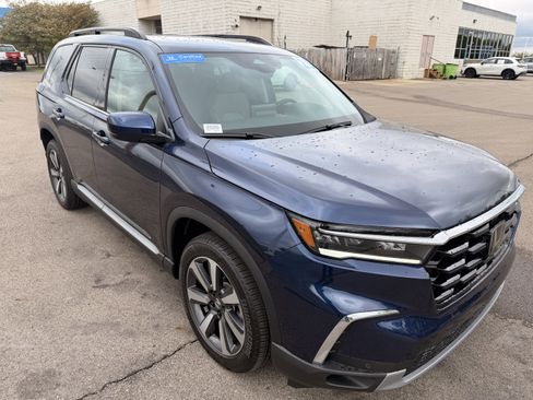 Used 2025 Honda Pilot Touring image 1