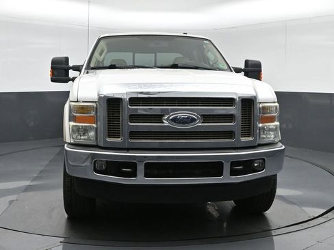 Used 2010 Ford F250 Lariat image 2