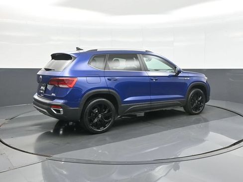Used 2023 Volkswagen Taos SE w/ Panoramic Sunroof Package FWD image 7