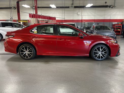 Used 2022 Toyota Camry SE image 7