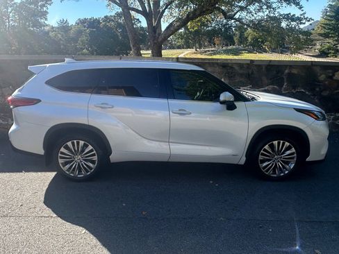 Used 2022 Toyota Highlander Platinum image 7