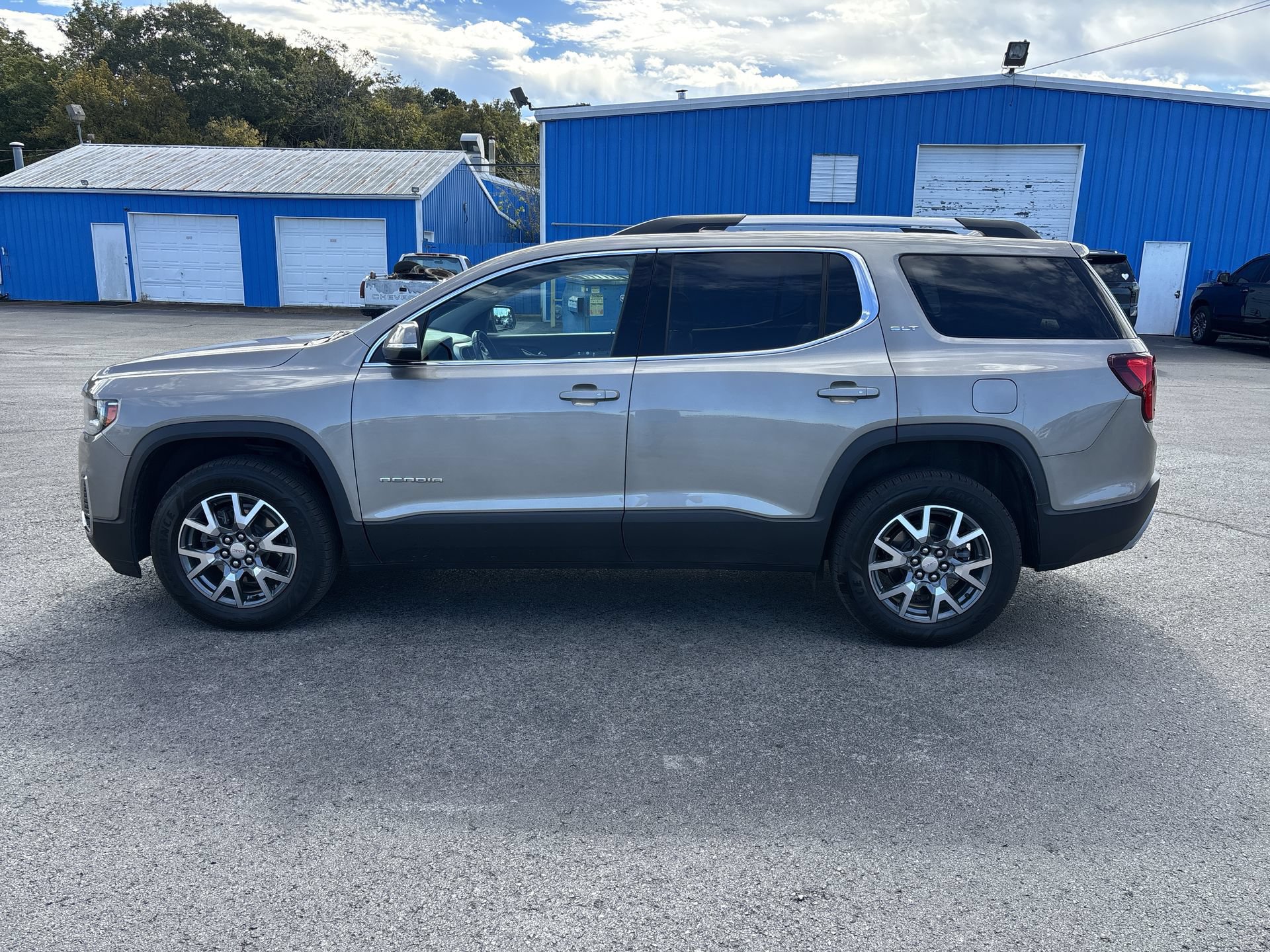 Certified 2022 GMC Acadia SLT w/ Preferred Package FWD image 5